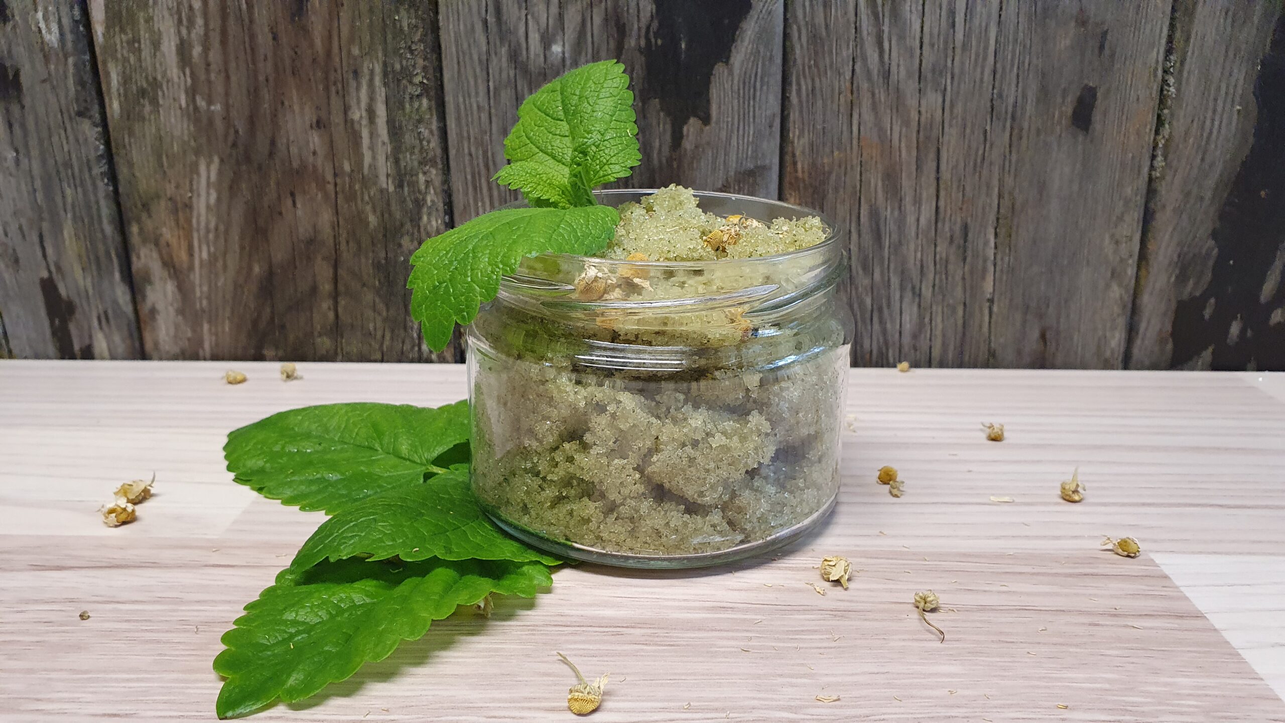 Zitronenmelisse-Kamille-Peeling